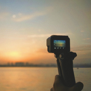 漫画美女扒开腿露胸
