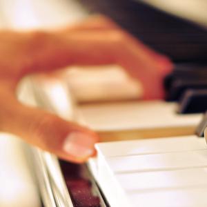 漫画美女扒开腿露胸
