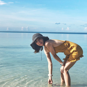 漫画美女扒开腿露胸
